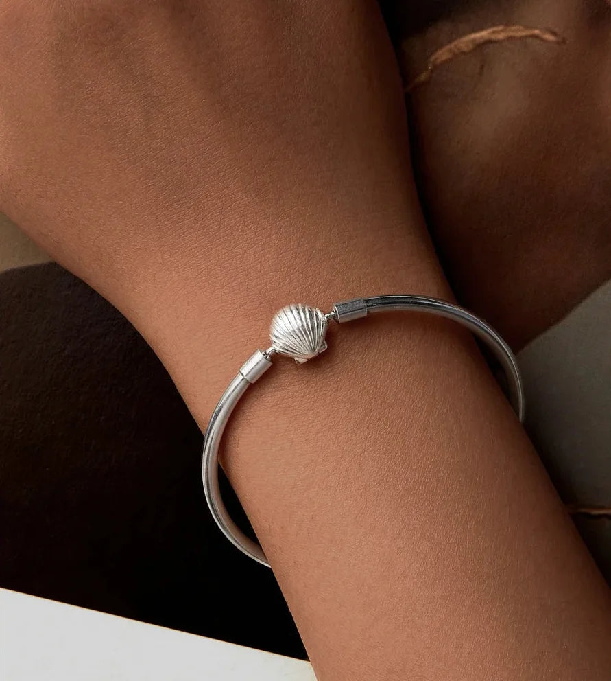 925 Sterling Silver Glossy Heart & Shell Clasp Bangle Bracelet